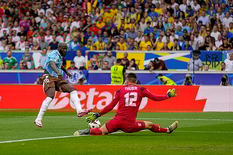 Anatoliy Trubin blocks Romelu Lukaku's shot